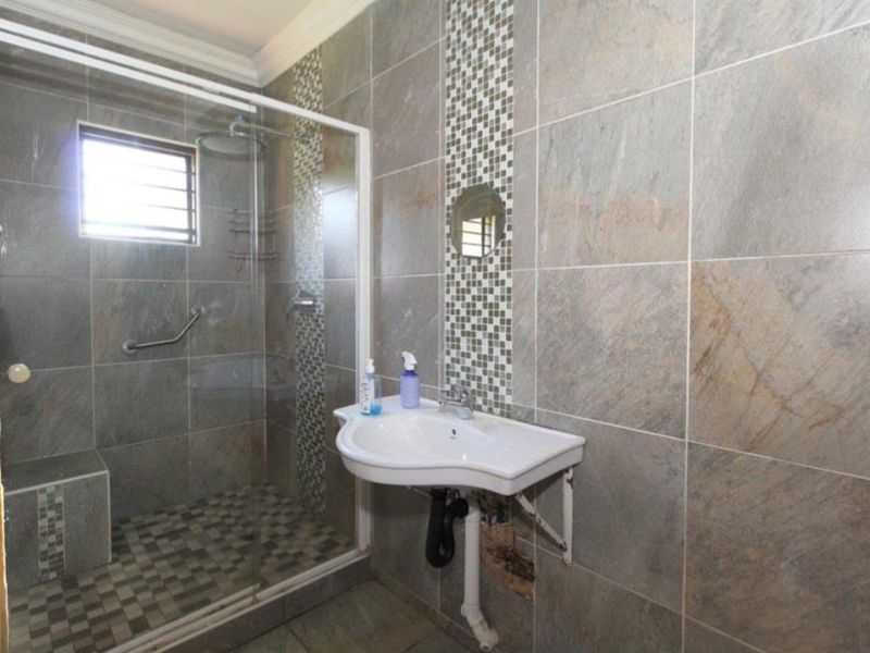 Beautiful, Modern 3 bedroom home - Photo 10