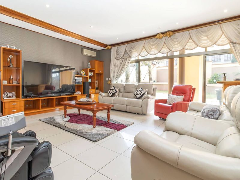 Extended family living in the heart of the Kyalami Estate - Photo 2