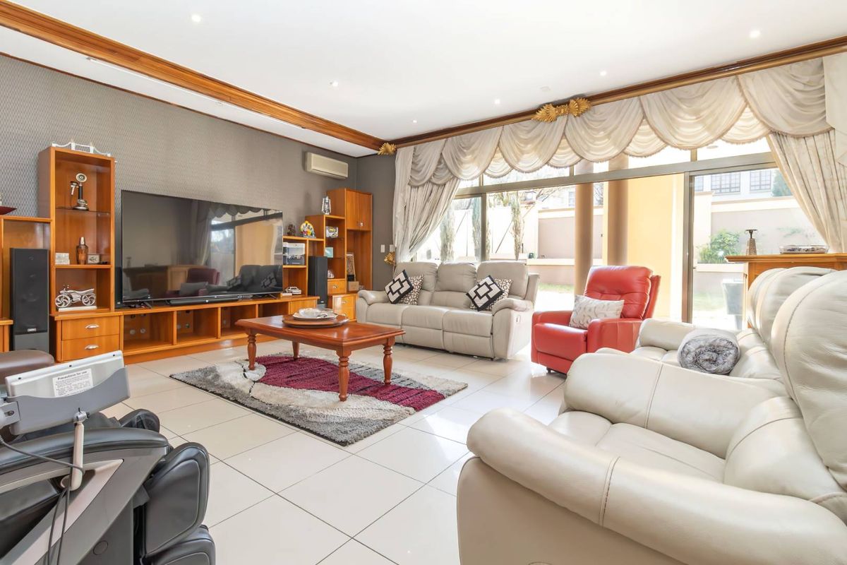 Extended family living in the heart of the Kyalami Estate - Photo 2