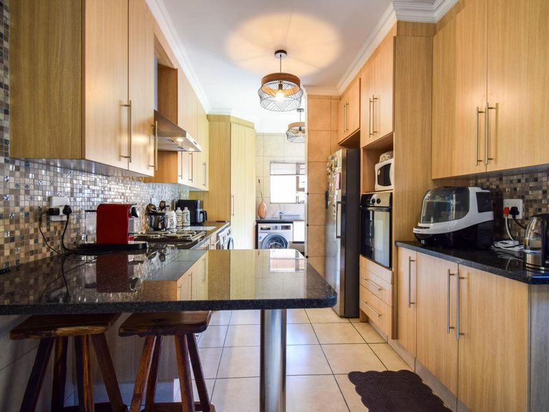 Stylish & Secure Home with Backup Power and Water - Photo 10