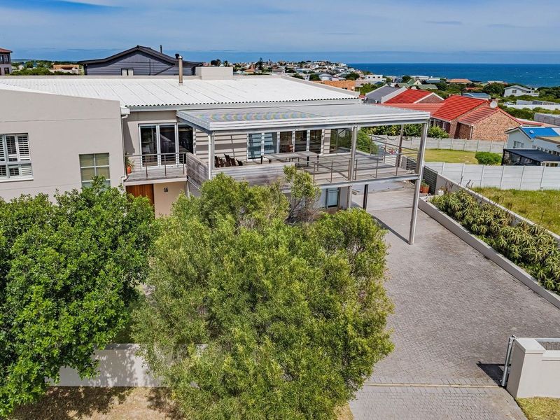 Stunning De Kelders Home with Sea-views and Flatlet - Photo 3