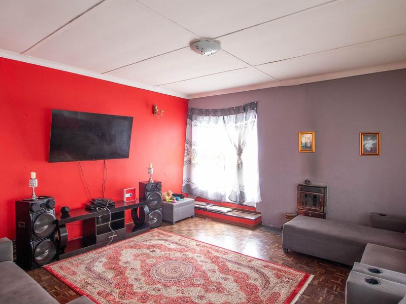 Unlock Potential: Your Dream Home Awaits! - Photo 6