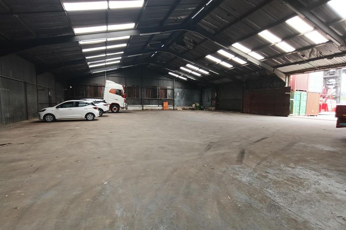 WAREHOUSE ON TRANSPORT ROUTE - Photo 5