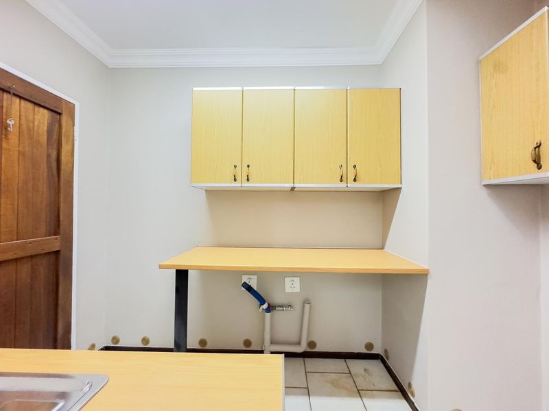 3 Bedroom 2 Bathroom House - Photo 10