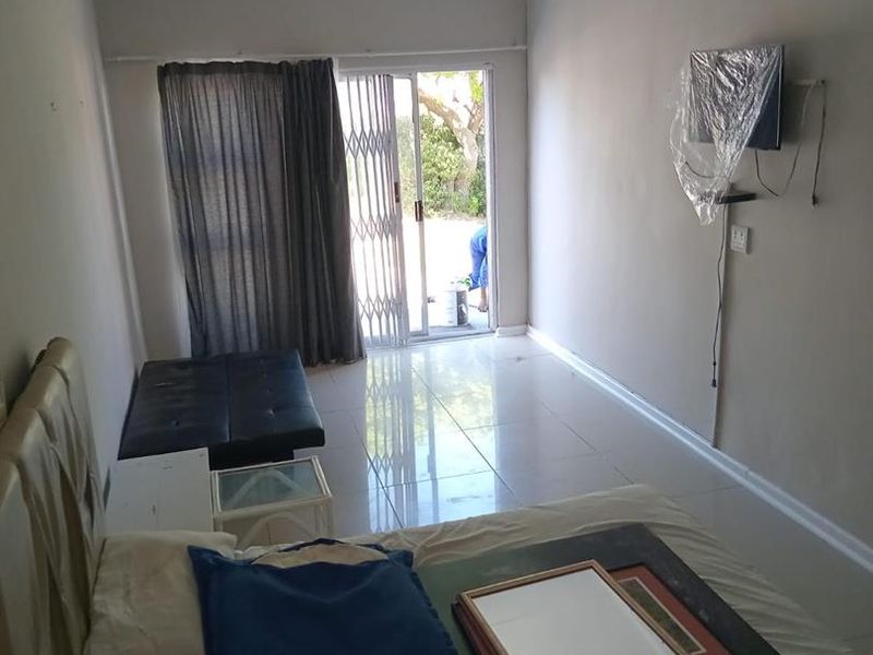 Newly Renovated Bachelor Flat! Prime Location! Walking distance to Beach! - Photo 4