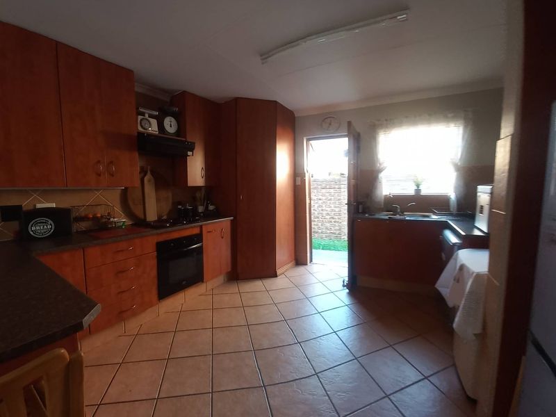 A SPACIOUS HOME - Photo 2