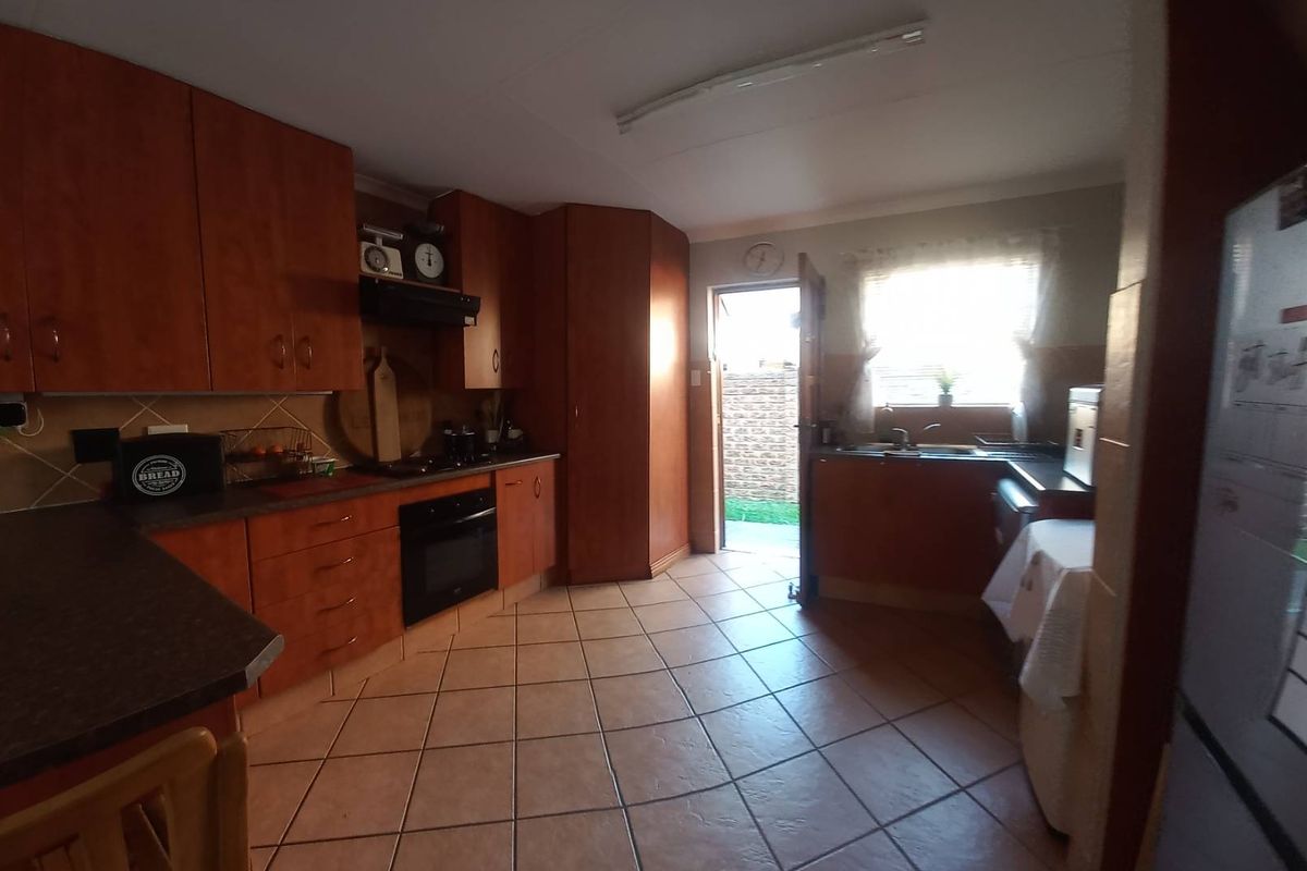 A SPACIOUS HOME - Photo 2