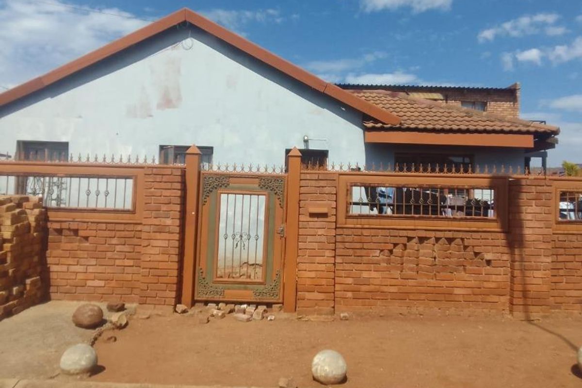 Live & Earn: 4-Bed Home + 9 Rented Units in Mahube Valley! - Photo 2