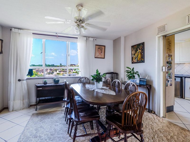 Spacious apartment with sea views - Photo 5