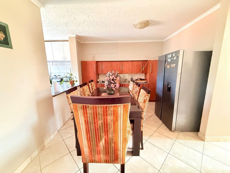 Luxurious Comfort: Spacious Bedrooms & Inviting Lounge! - Photo 4