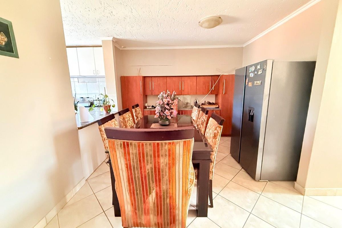 Luxurious Comfort: Spacious Bedrooms & Inviting Lounge! - Photo 4