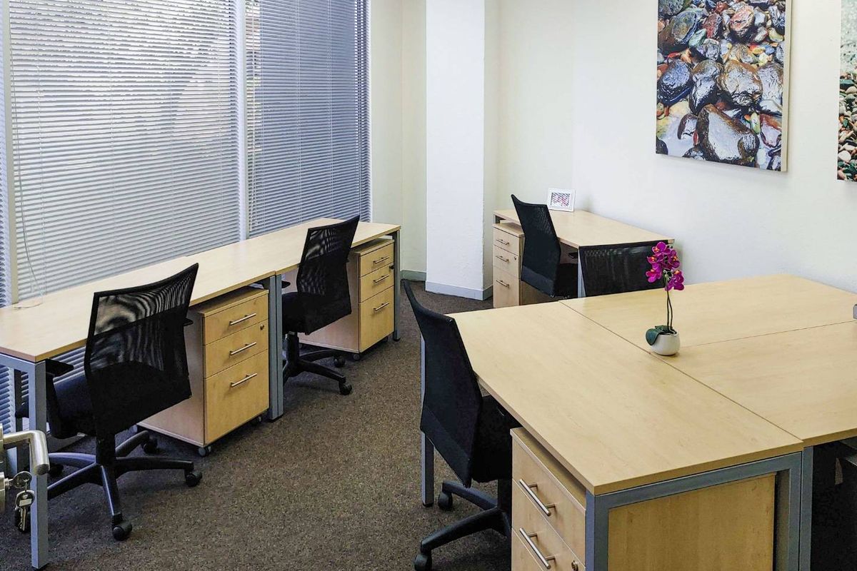 Private office space tailored to your business’ unique needs in Regus Centurion Mall. - Photo 4