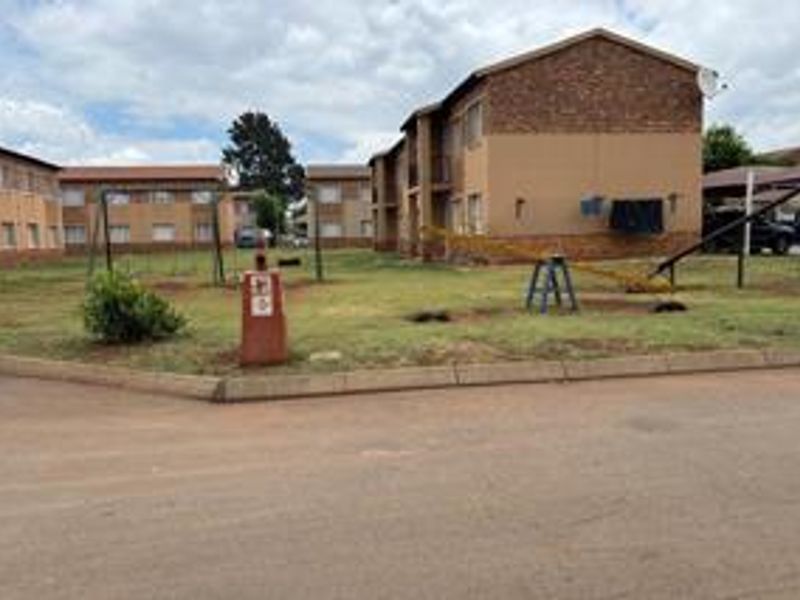 Modern 2-Bedroom Apartment For Sale in Protea Glen - Photo 2
