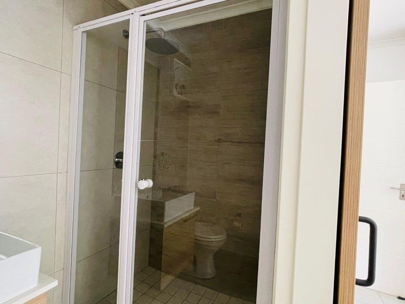 Gorgeous top floor Apartment with enclosed patio - Photo 10