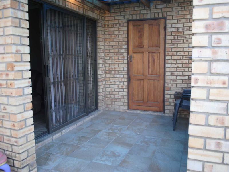 Secure Modern Contemporary Townhouse low levies. - Photo 4