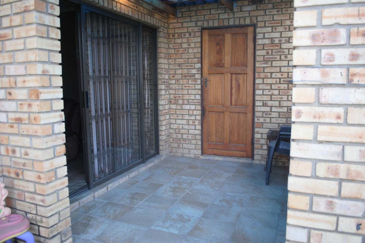 Secure Modern Contemporary Townhouse low levies. - Photo 4
