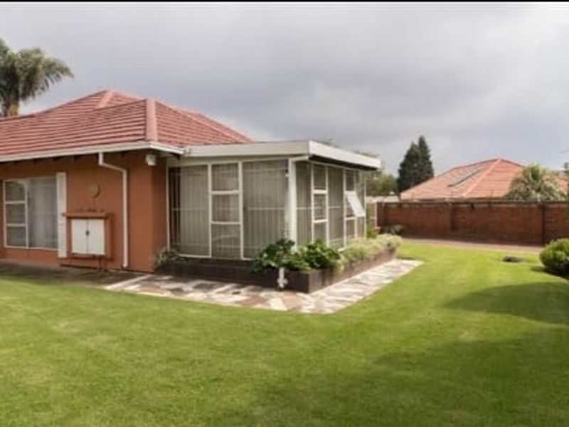 6 Bedroom House for sale in Rewlatch Johannesburg - Photo 4