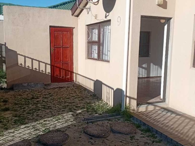 3 Bedroom House for Rent in Phakamisa, Khayelitsha - Photo 2