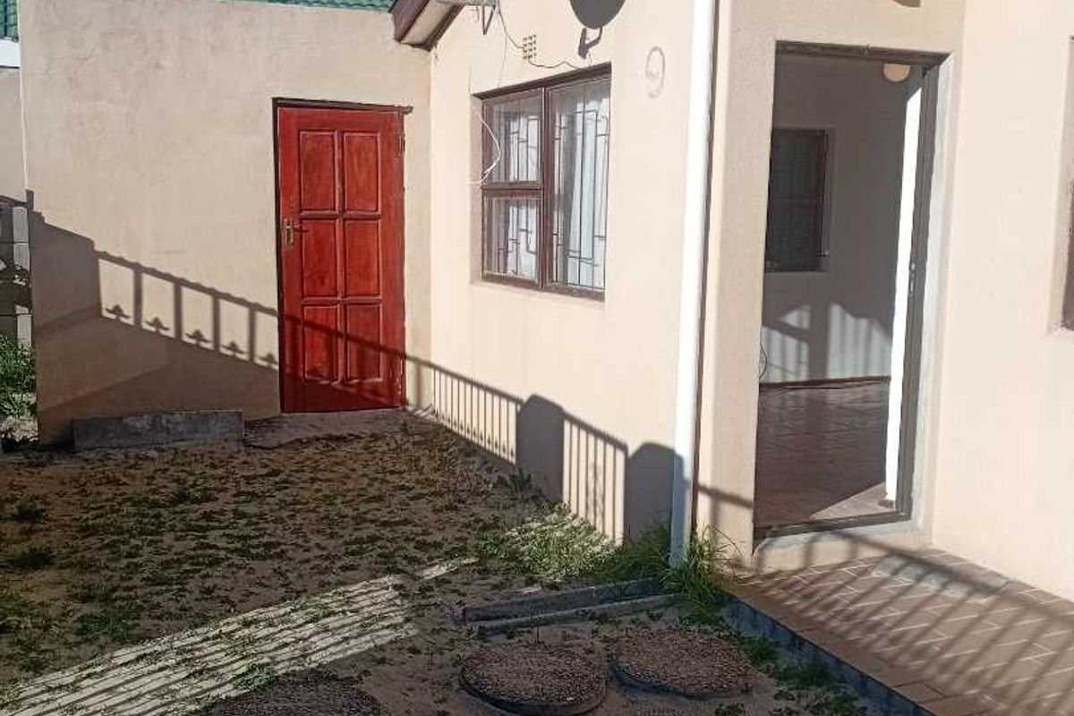 3 Bedroom House for Rent in Phakamisa, Khayelitsha - Photo 2