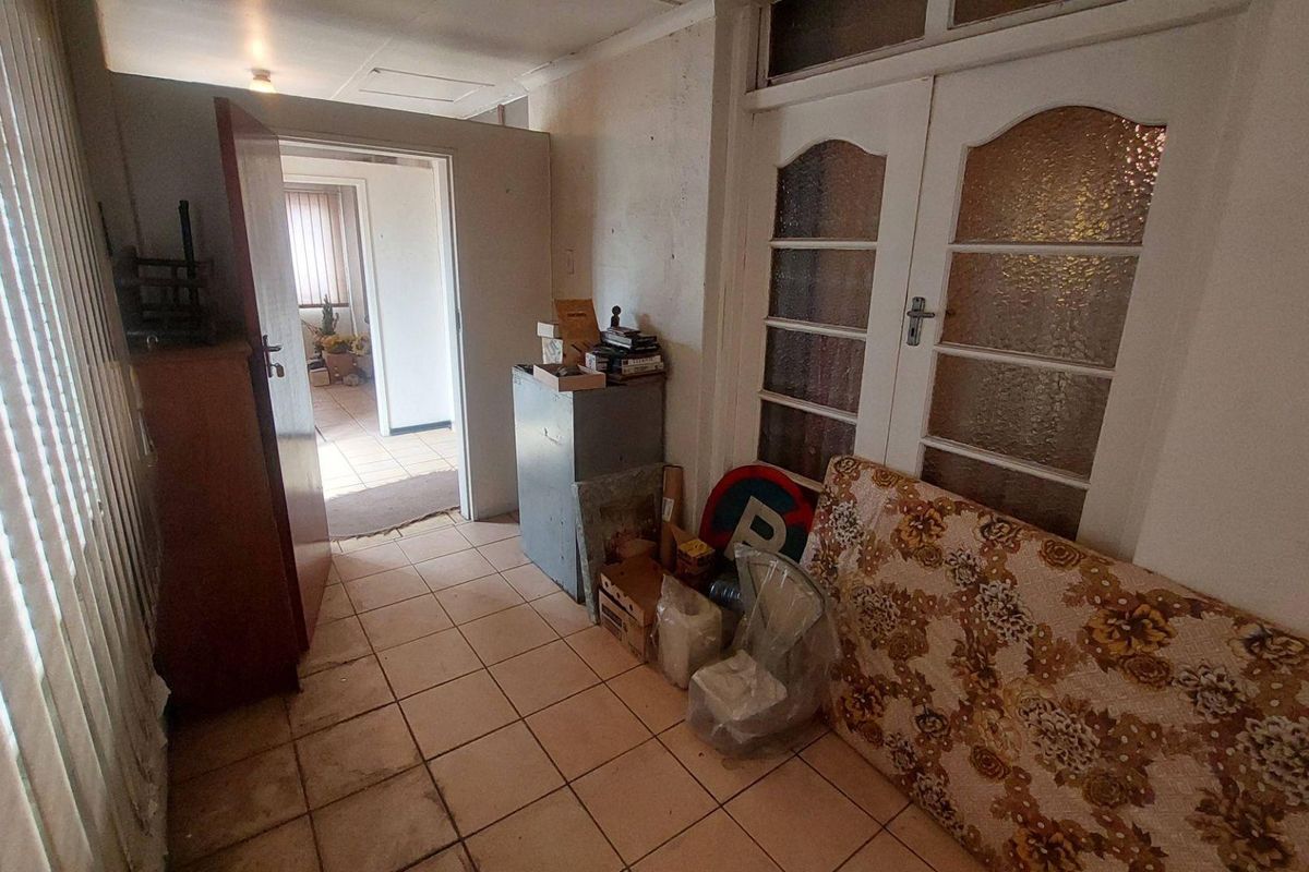 Transform & Personalize This Generous Vintage Space! - Photo 5