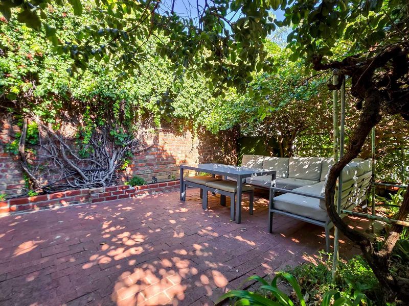 Grand old dame with pool and views - Photo 5