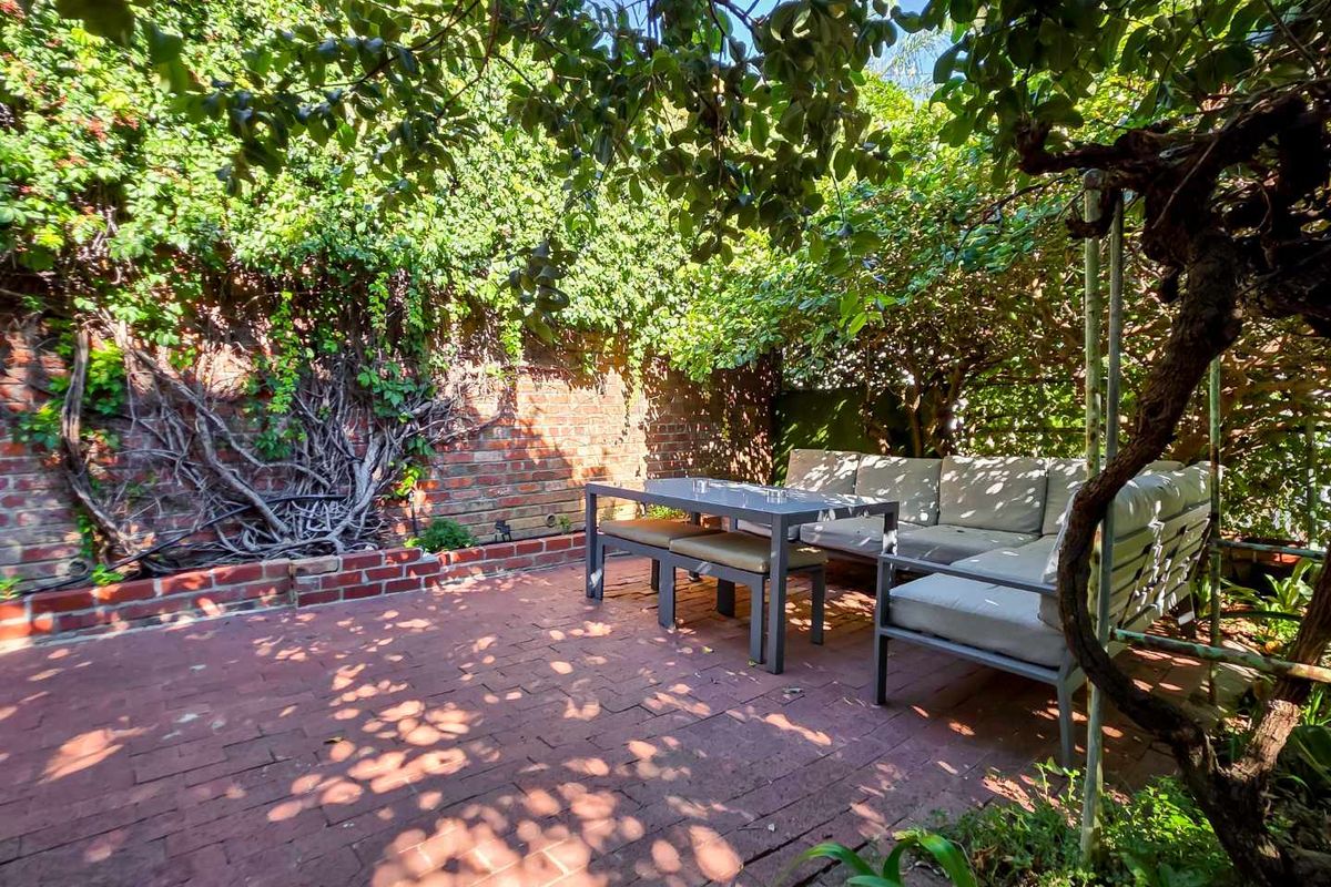 Grand old dame with pool and views - Photo 5