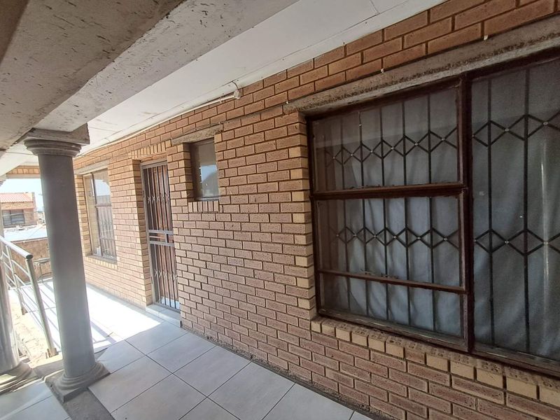 12 Room Investment Property In Ivory Park - Photo 2