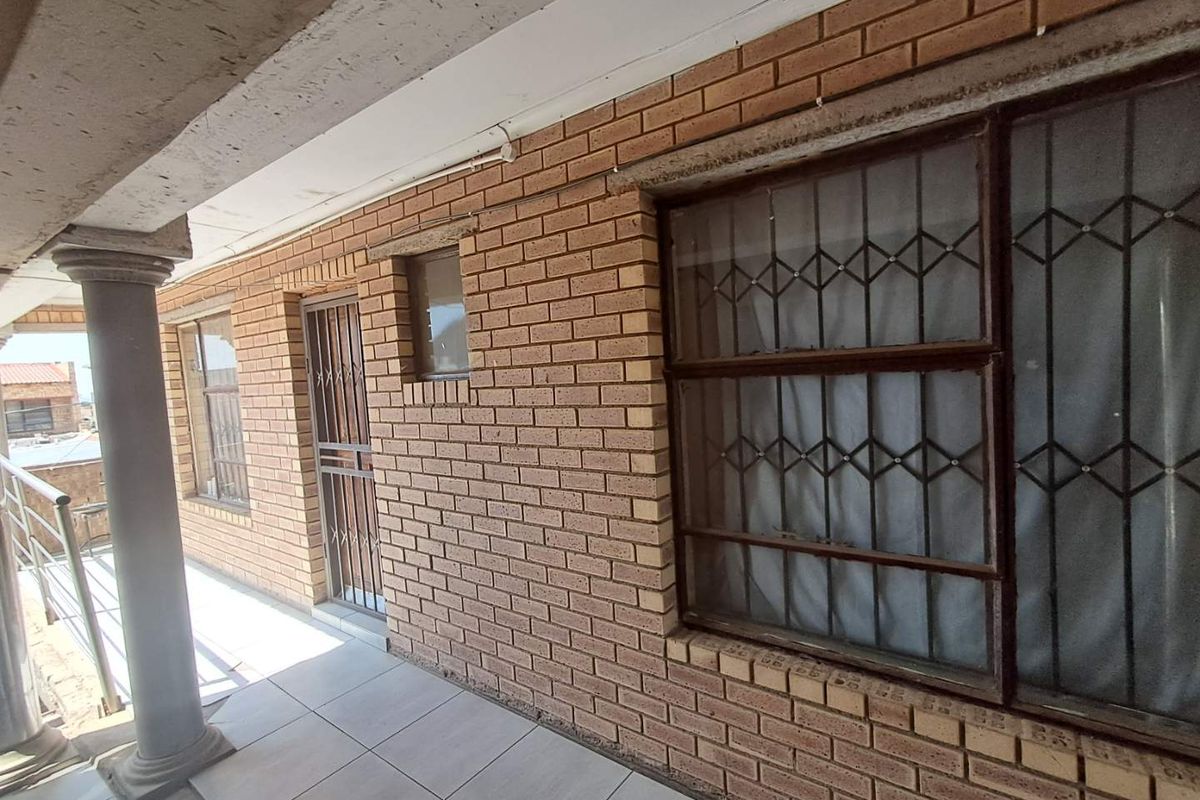 12 Room Investment Property In Ivory Park - Photo 2