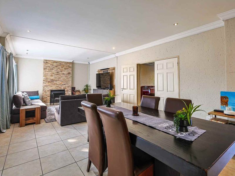 Stunning 4-Bedroom Family Home with Flatlet and Exceptional Entertainment Areas in Six Fountains Residential Estate - Photo 7