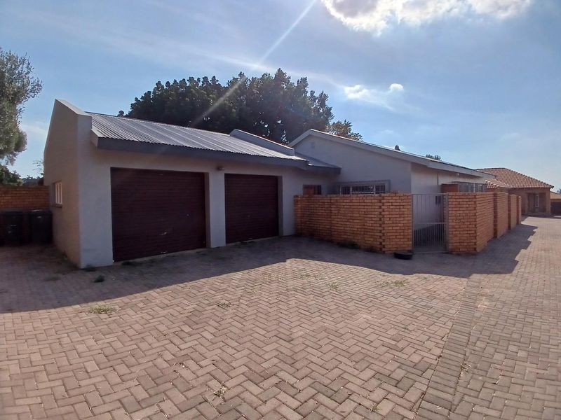 Charming 3 Bedroom 2 Bathroom Townhouse - Photo 1