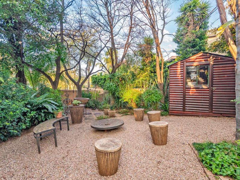 Elegant Family Estate with Exceptional Space and Lifestyle Appeal - Photo 7