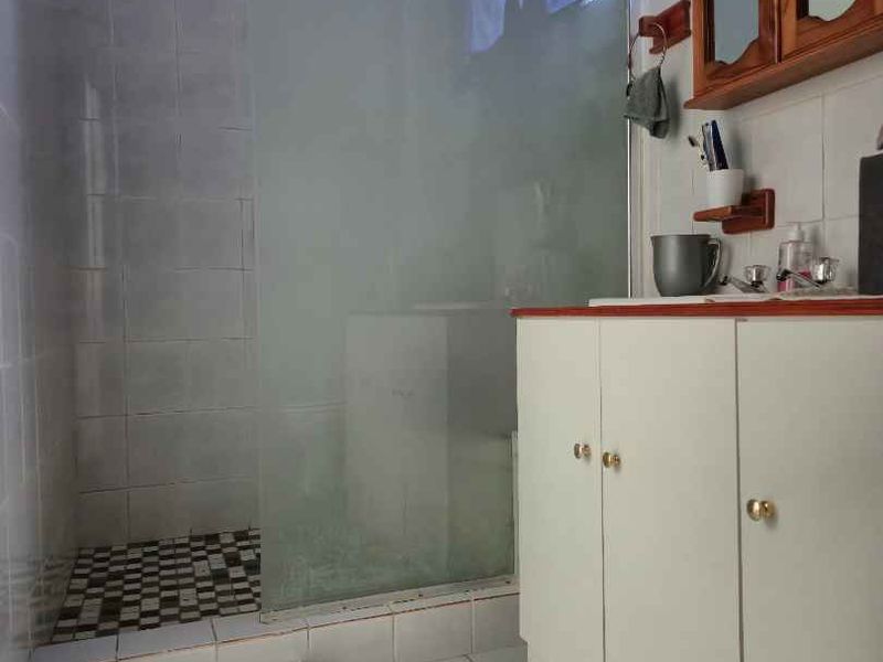Spacious 2 bedroom, 2 bathroom freestanding house - Photo 9