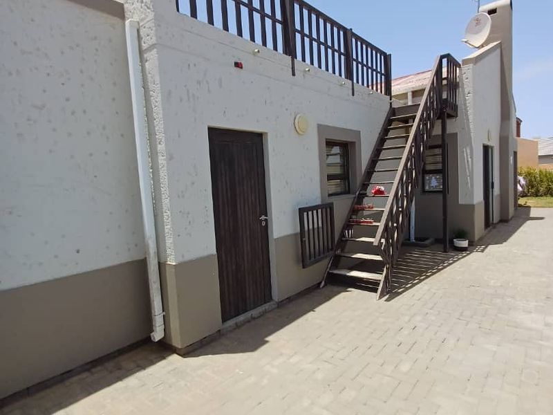 Popular townhouse complex in a sought after area - Photo 5