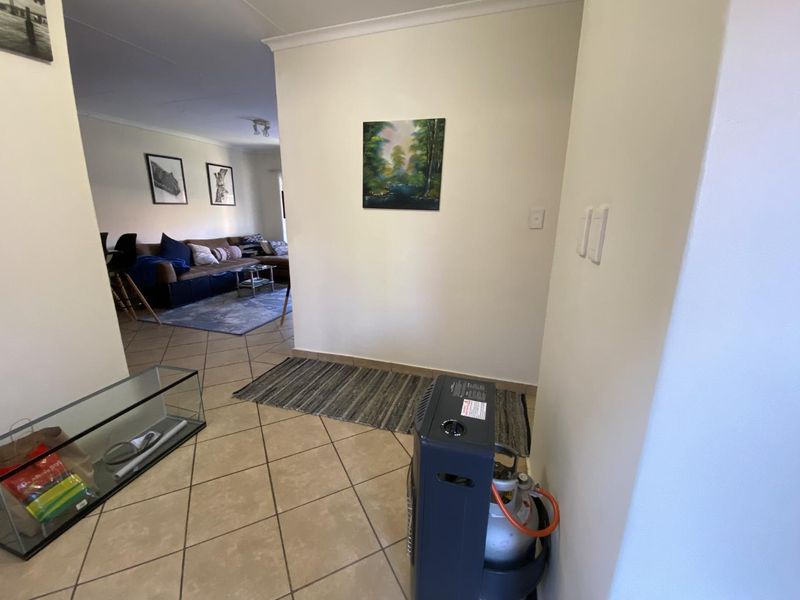 Ideal Starter Home: 2-Bedroom Townhouse in Rooihuiskraal - Photo 4