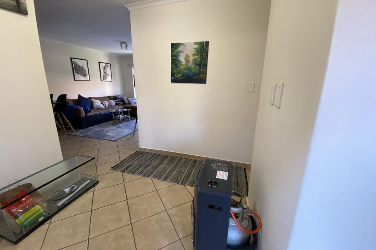 Ideal Starter Home: 2-Bedroom Townhouse in Rooihuiskraal - Photo 4