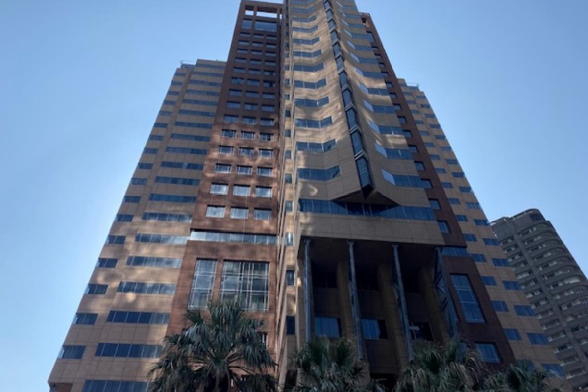 Elegant 2-Bedroom Apartment with Panoramic City Views - Photo 4