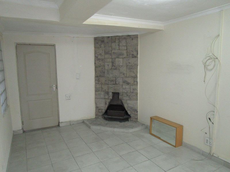 Erica Township, Belhar  - back unit  Perfect for professionals or a small family! - Photo 2