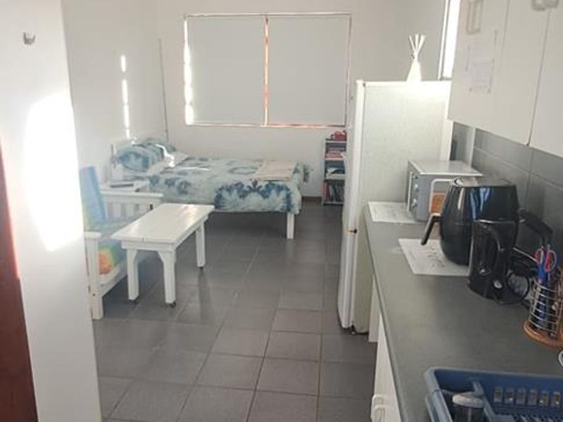 Upmarket Flatlets to Rent - Summerstrand - Photo 3