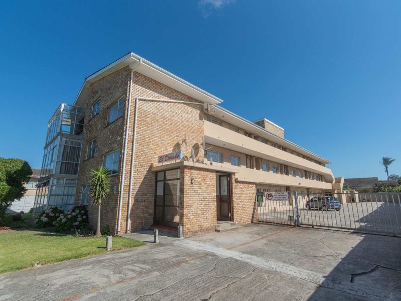 2 bed apartment with enclosed balcony. - Photo 4
