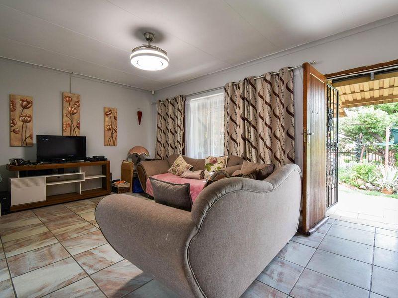 Family home with Borehole, Solar system and Flat on a large stand – Magalieskruin - Photo 9