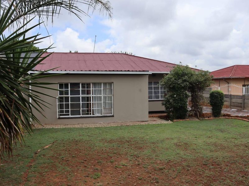 Spacious 3 Bedroom Family Home with Large Yard in Homelake - Photo 2