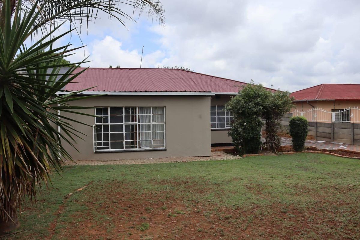 Spacious 3 Bedroom Family Home with Large Yard in Homelake - Photo 2