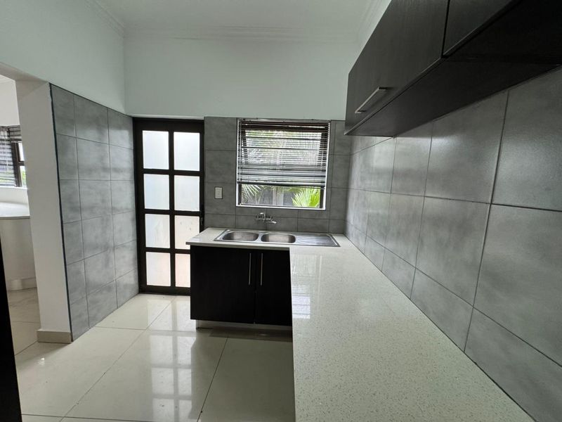 5 Bedroom spacious double storey to Rent in Thatchfield - Photo 7