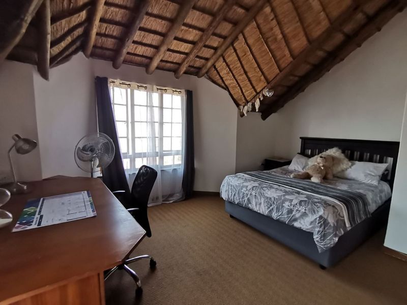 Modern 6 Bedroom Thatch Roof House for sale in Waverley - Photo 4