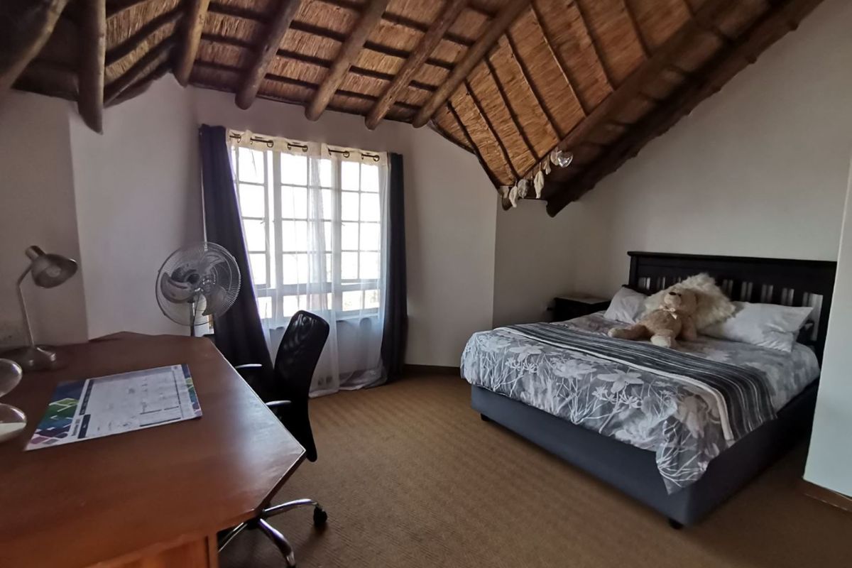 Modern 6 Bedroom Thatch Roof House for sale in Waverley - Photo 4