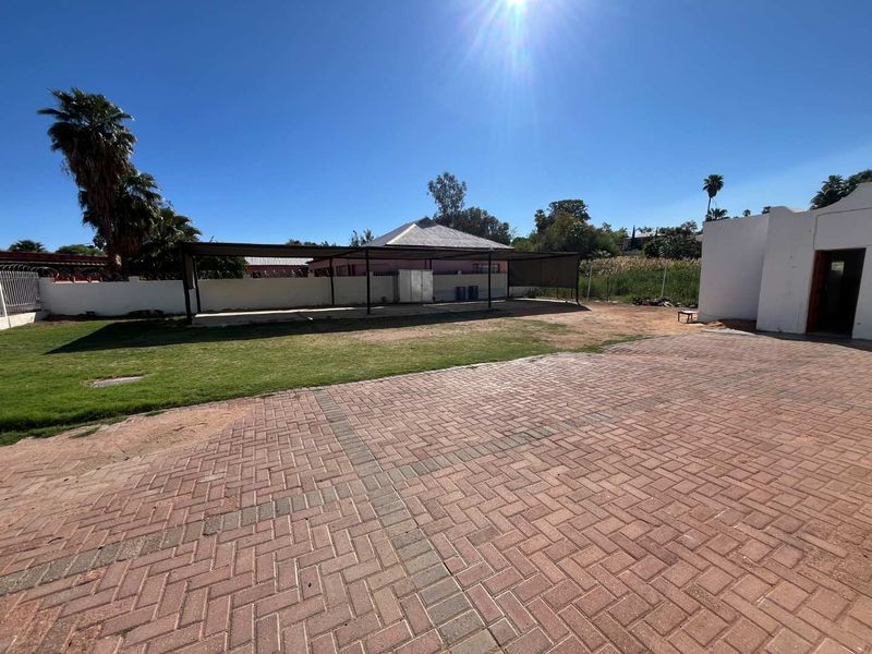 Fixer-Upper with Bonus Flatlet – Excellent Investment Opportunity! - Photo 9