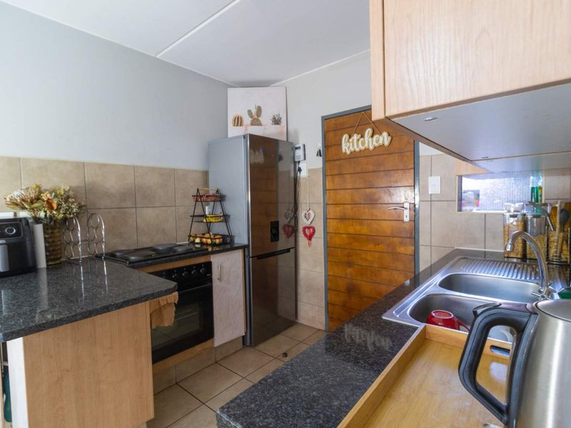 2 bedroom apartment for sale in a security estate - Photo 3