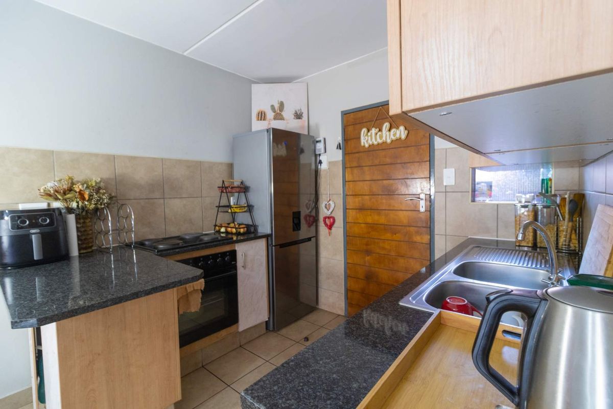 2 bedroom apartment for sale in a security estate - Photo 3