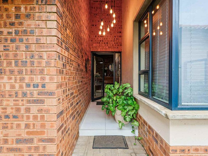 Stunning 2 Bedroom View Unit in The Retreat - Photo 3