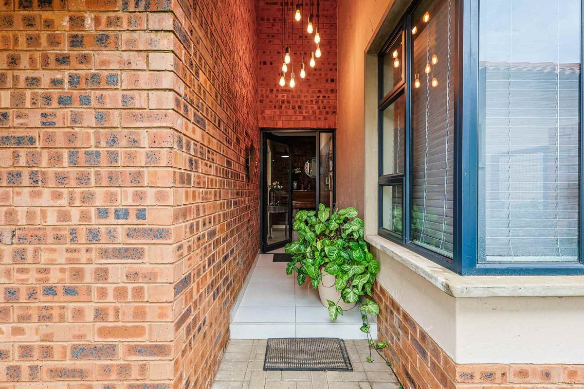 Stunning 2 Bedroom View Unit in The Retreat - Photo 3